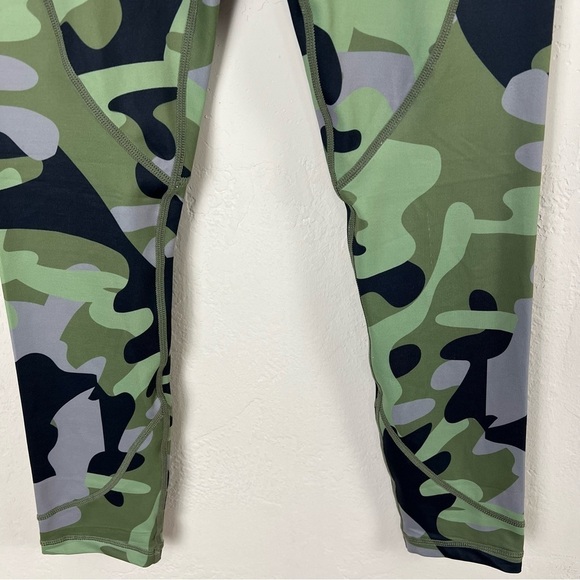 Zyia Green Camo Light N Tight High Rise 7/8 25" Leggings Size 4 - Picture 3 of 10